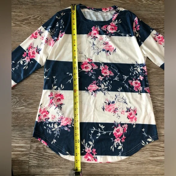 Ceasikery Women’s 3/4 Length Sleeve Top - Picture 4 of 8